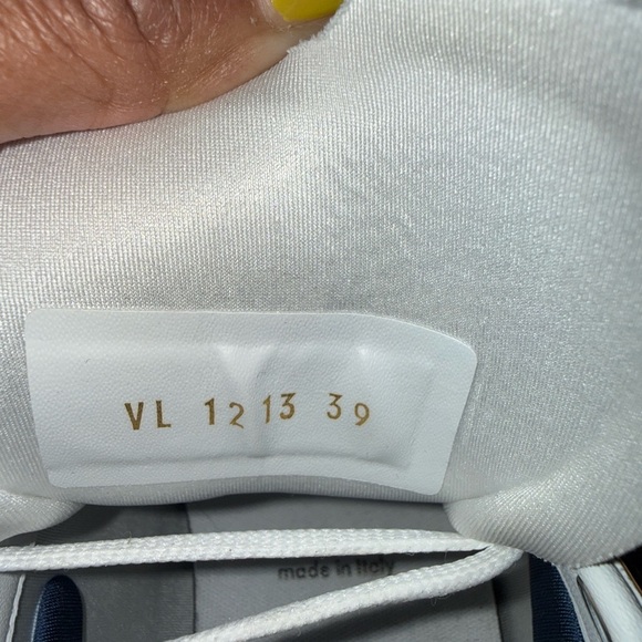 Louis Vuitton Run 55 Sneakers - Picture 4 of 4